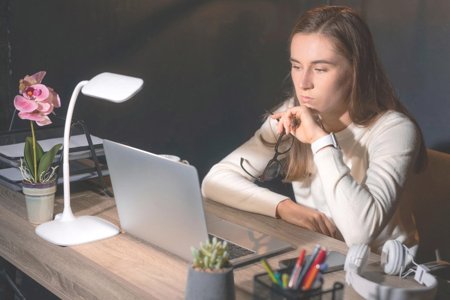 Moderne Arbeitsplatzumgebung für Online-Lernen mit Computer und Notizen